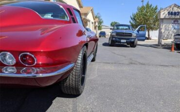 Chevrolet-Corvette-stingray-1965-CANDY-APPLE-RED-BLACK-AND-RED-13