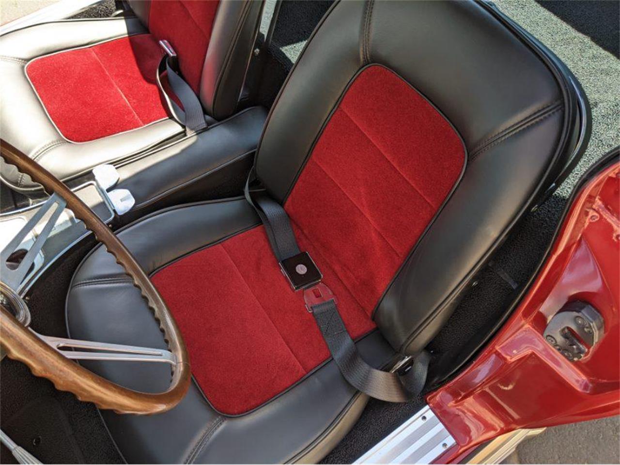 Chevrolet-Corvette-stingray-1965-CANDY-APPLE-RED-BLACK-AND-RED-14
