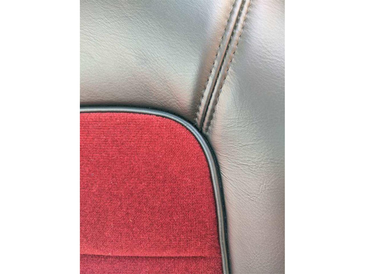 Chevrolet-Corvette-stingray-1965-CANDY-APPLE-RED-BLACK-AND-RED-20