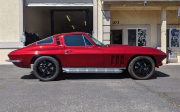 Chevrolet-Corvette-stingray-1965-CANDY-APPLE-RED-BLACK-AND-RED