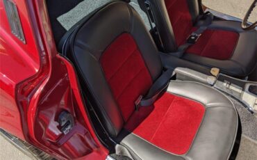 Chevrolet-Corvette-stingray-1965-CANDY-APPLE-RED-BLACK-AND-RED-9