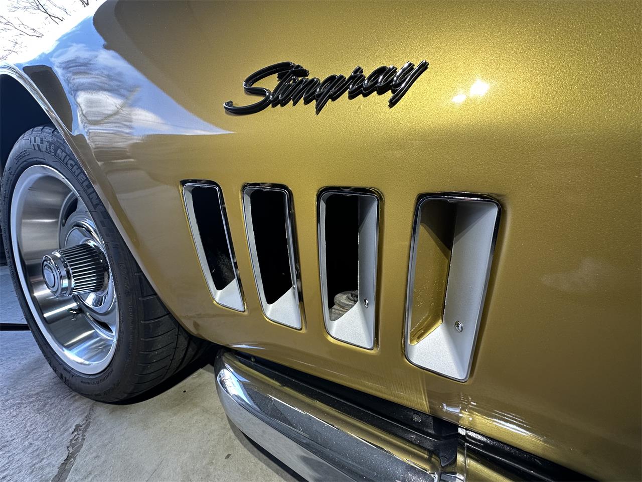 Chevrolet-Corvette-stingray-1969-River-Side-Gold-saddle-14