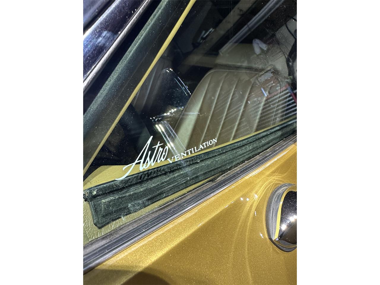 Chevrolet-Corvette-stingray-1969-River-Side-Gold-saddle-15