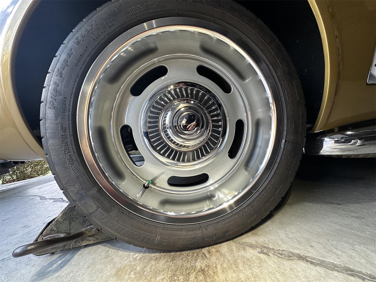 Chevrolet-Corvette-stingray-1969-River-Side-Gold-saddle-32