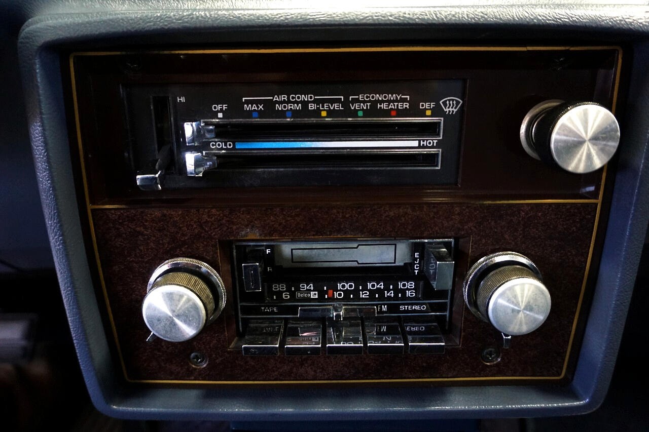 Chevrolet-El-Camino-1984-Truck-26