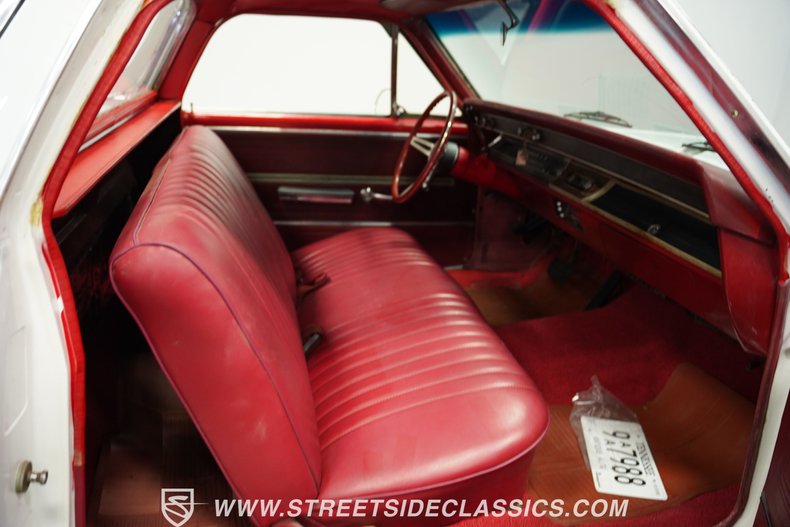 Chevrolet-El-camino-1966-Ermine-White-Red-15
