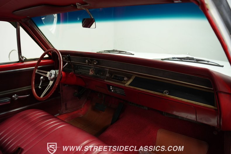 Chevrolet-El-camino-1966-Ermine-White-Red-49