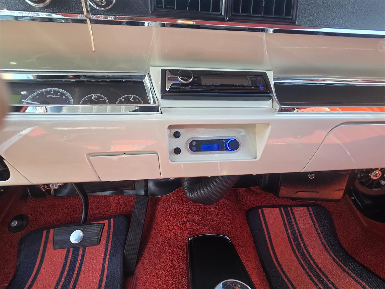 Chevrolet-El-camino-1966-Pearl-White-RedBlack-8