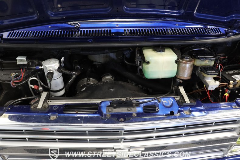 Chevrolet-G10-1984-Dark-Blue-Light-Blue-30