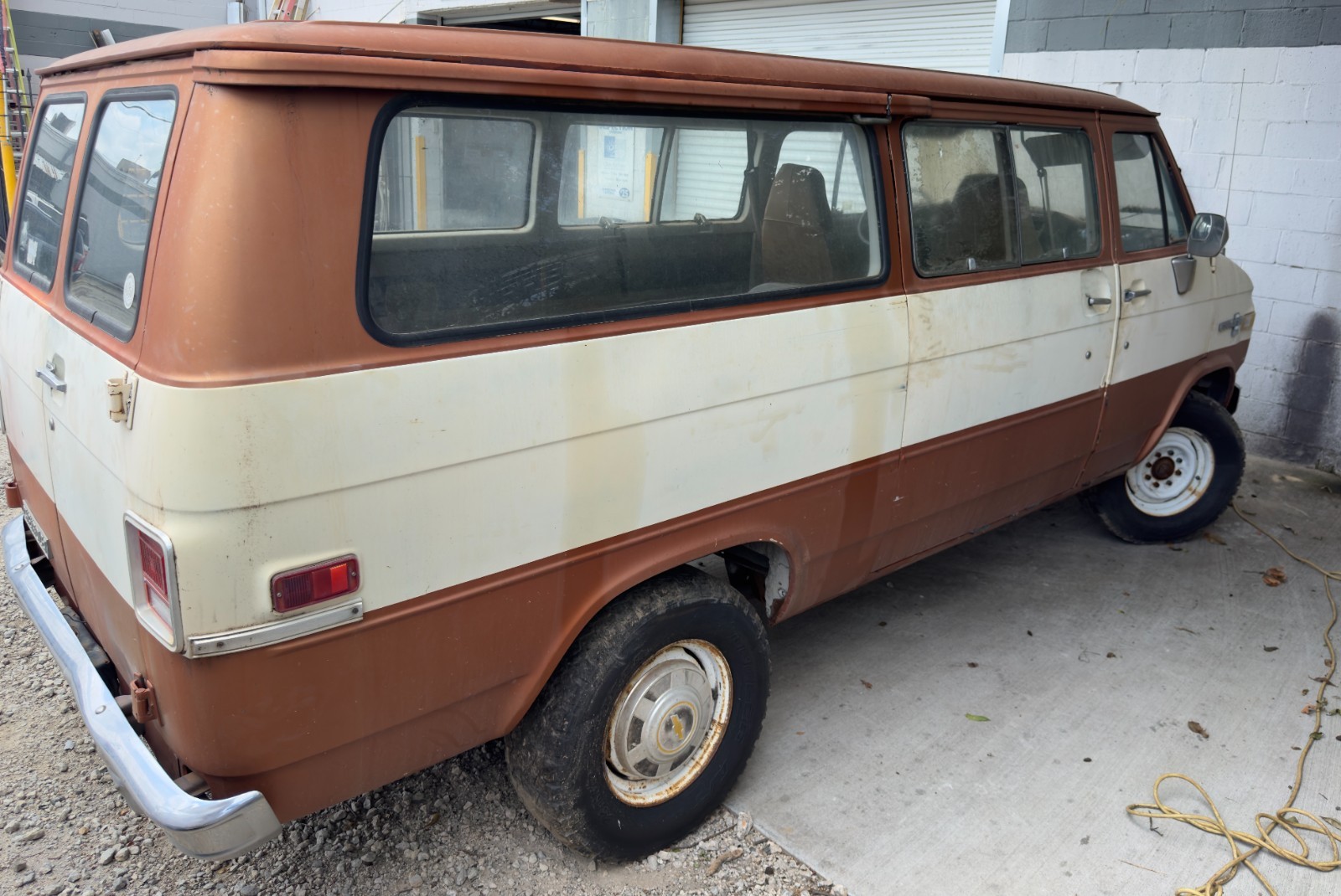 Chevrolet-G20-Van-1981-Extended-Passenger-Van-3