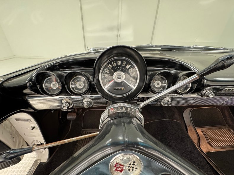 Chevrolet-Impala-1960-Ermine-White-Black-1