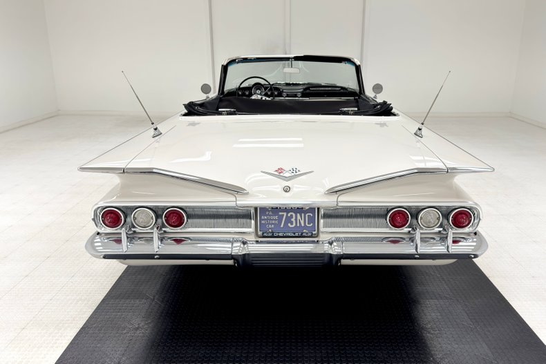Chevrolet-Impala-1960-Ermine-White-Black-11