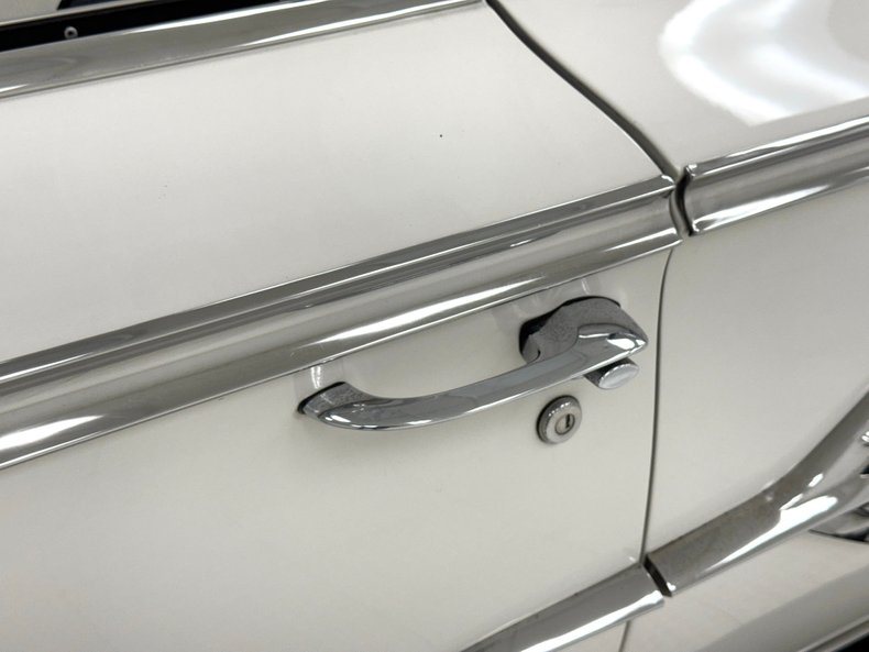 Chevrolet-Impala-1960-Ermine-White-Black-23