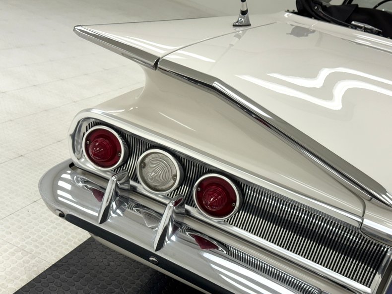 Chevrolet-Impala-1960-Ermine-White-Black-26