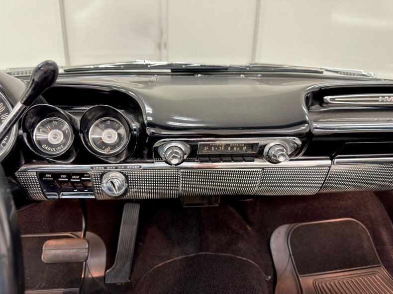 Chevrolet-Impala-1960-Ermine-White-Black-3