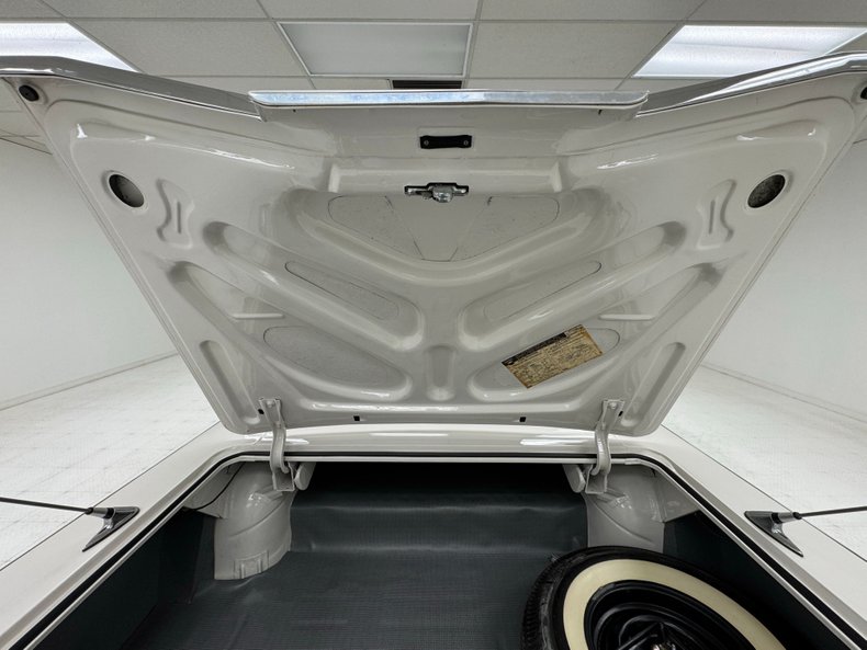 Chevrolet-Impala-1960-Ermine-White-Black-33
