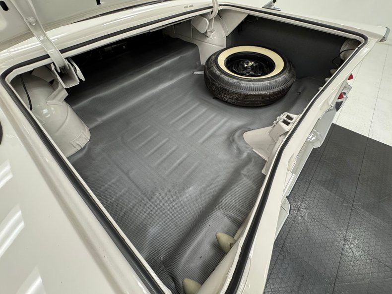 Chevrolet-Impala-1960-Ermine-White-Black-34