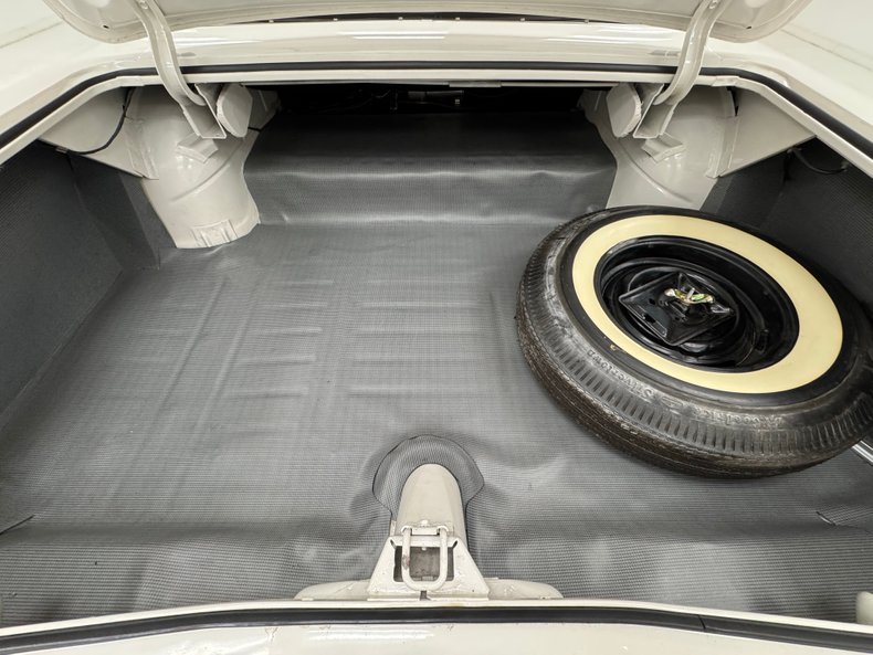 Chevrolet-Impala-1960-Ermine-White-Black-35