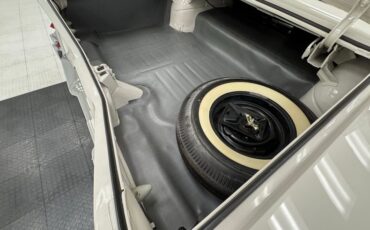 Chevrolet-Impala-1960-Ermine-White-Black-36