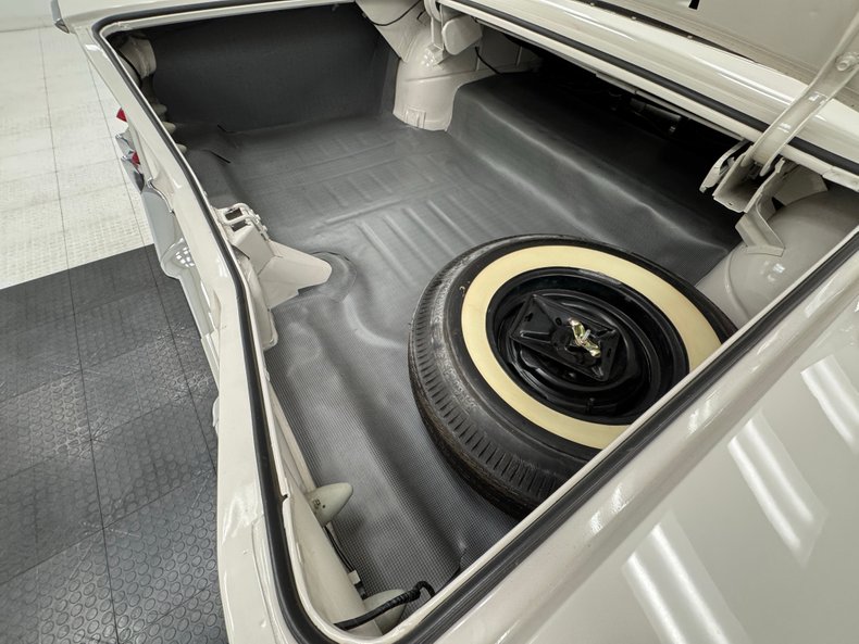 Chevrolet-Impala-1960-Ermine-White-Black-36