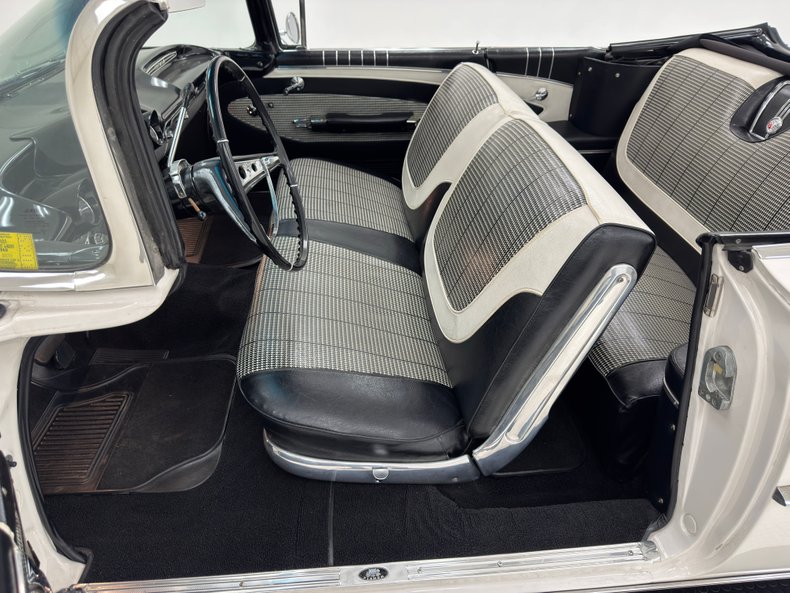 Chevrolet-Impala-1960-Ermine-White-Black-39
