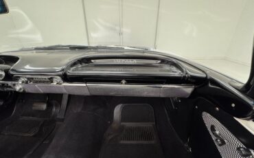 Chevrolet-Impala-1960-Ermine-White-Black-4