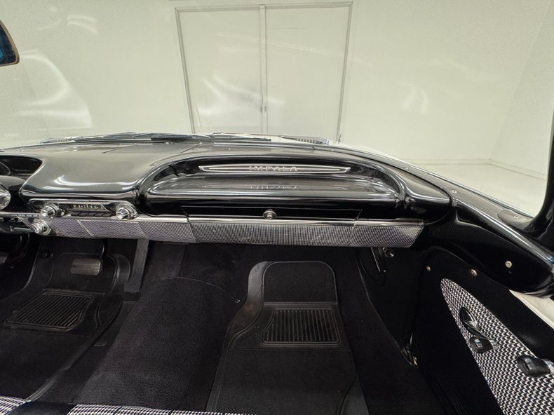 Chevrolet-Impala-1960-Ermine-White-Black-4