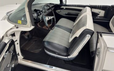 Chevrolet-Impala-1960-Ermine-White-Black-40