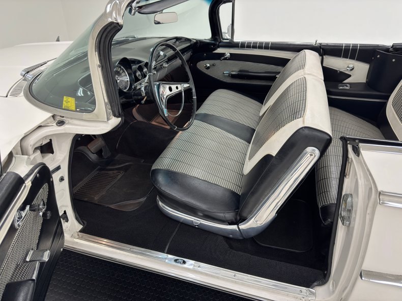 Chevrolet-Impala-1960-Ermine-White-Black-40