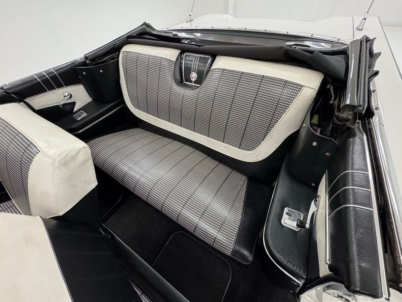 Chevrolet-Impala-1960-Ermine-White-Black-41