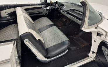 Chevrolet-Impala-1960-Ermine-White-Black-45