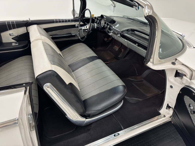Chevrolet-Impala-1960-Ermine-White-Black-45