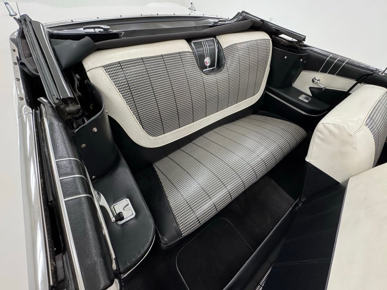 Chevrolet-Impala-1960-Ermine-White-Black-46