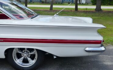 Chevrolet-Impala-1960-Ermine-White-Red-31