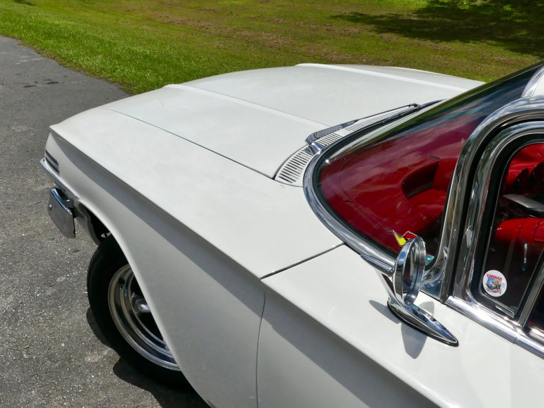 Chevrolet-Impala-1960-Ermine-White-Red-48