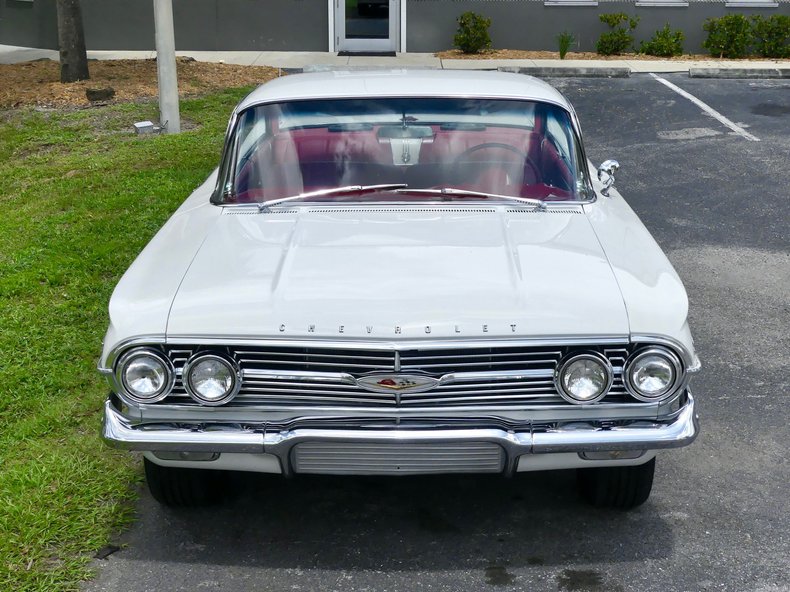 Chevrolet-Impala-1960-Ermine-White-Red-9