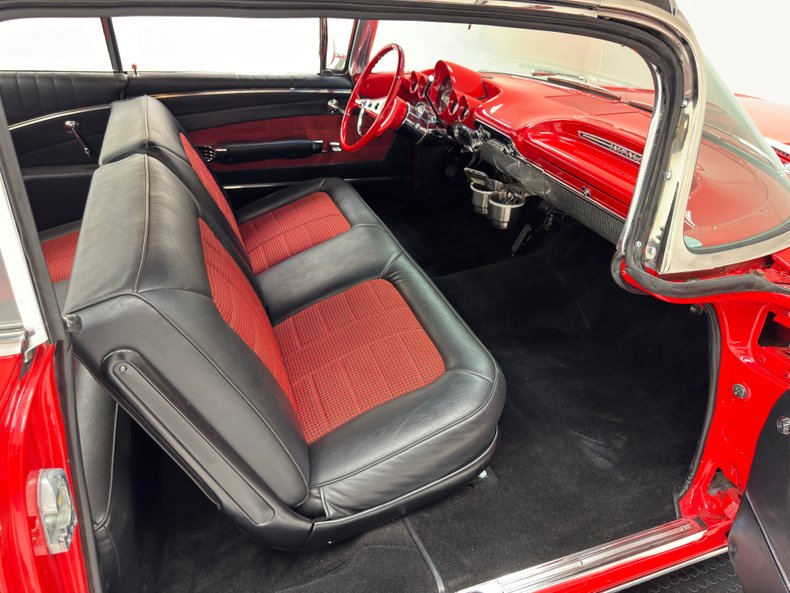 Chevrolet-Impala-1960-Roman-Red-Red-Houndstooth-35