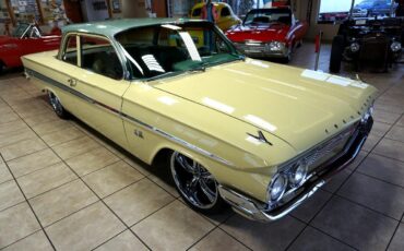 Chevrolet-Impala-1961-Classic-Car-11