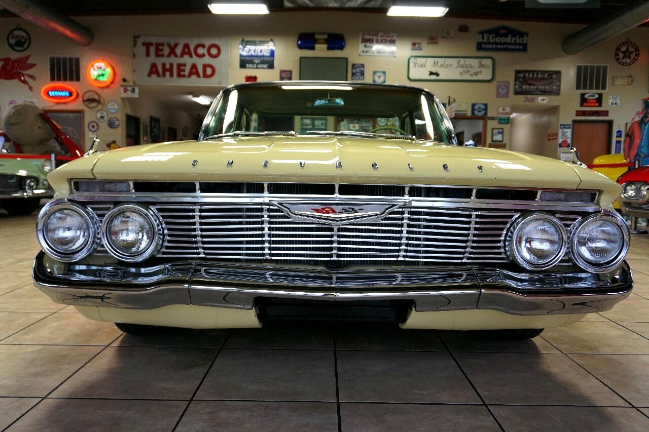 Chevrolet-Impala-1961-Classic-Car-12