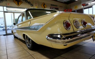 Chevrolet-Impala-1961-Classic-Car-16