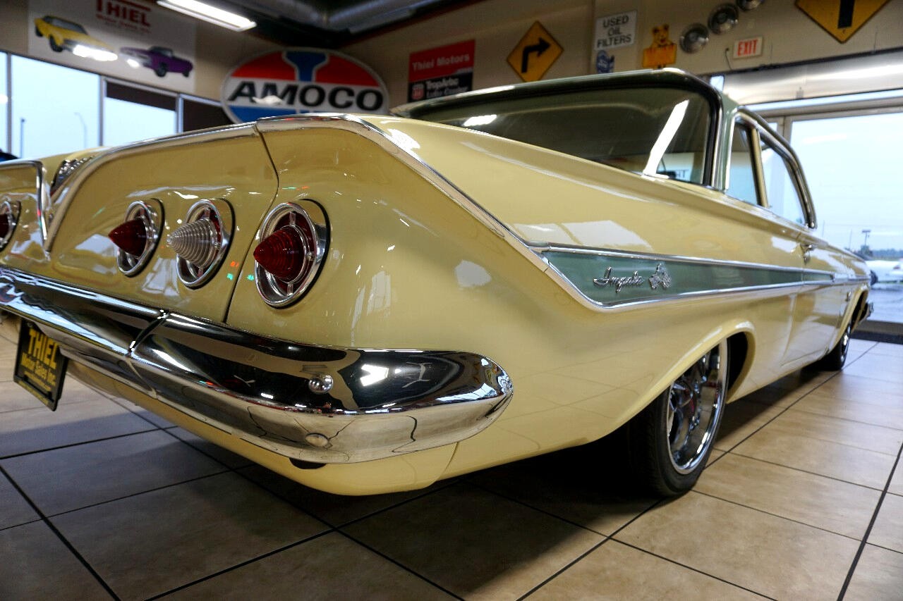Chevrolet-Impala-1961-Classic-Car-17