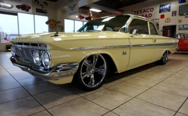 Chevrolet-Impala-1961-Classic-Car-2