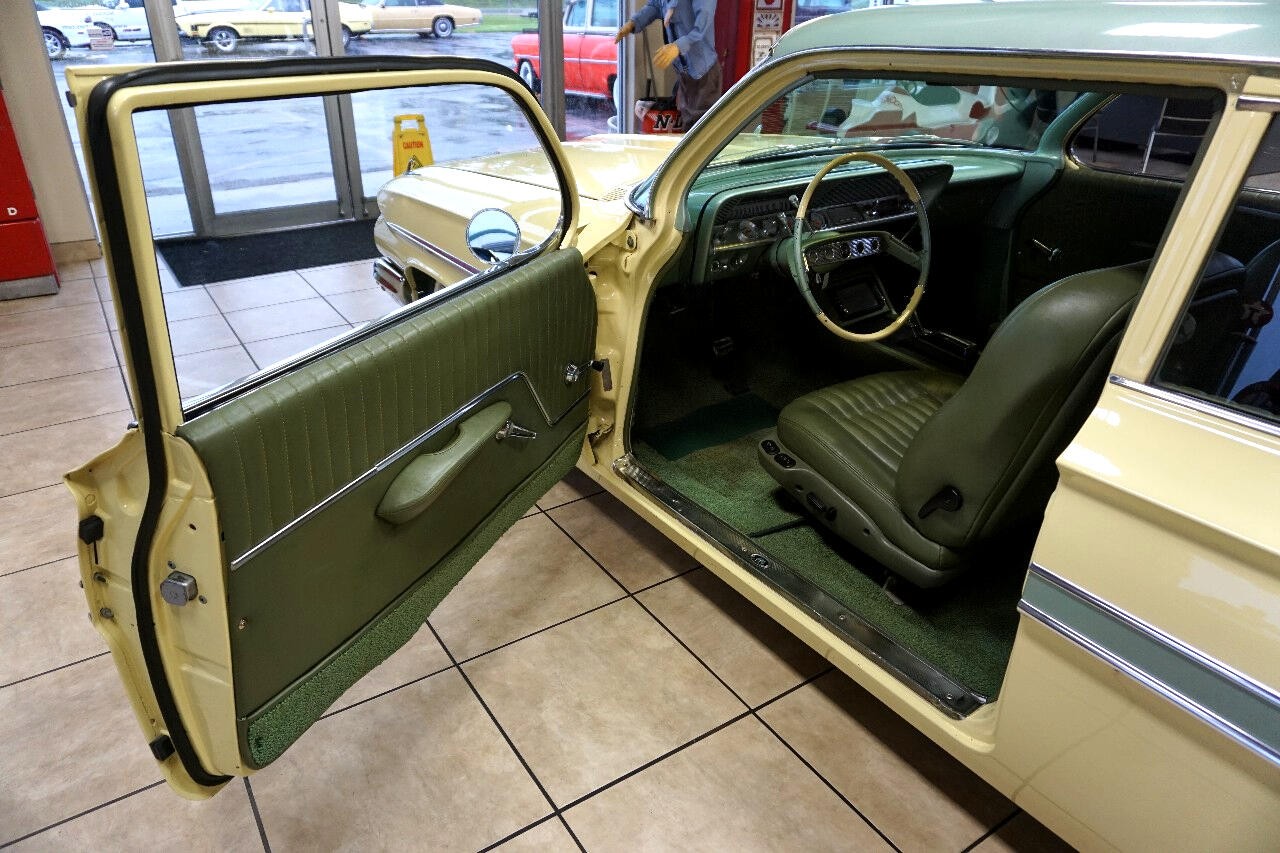 Chevrolet-Impala-1961-Classic-Car-20