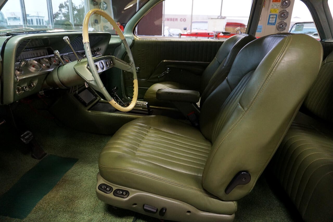 Chevrolet-Impala-1961-Classic-Car-21