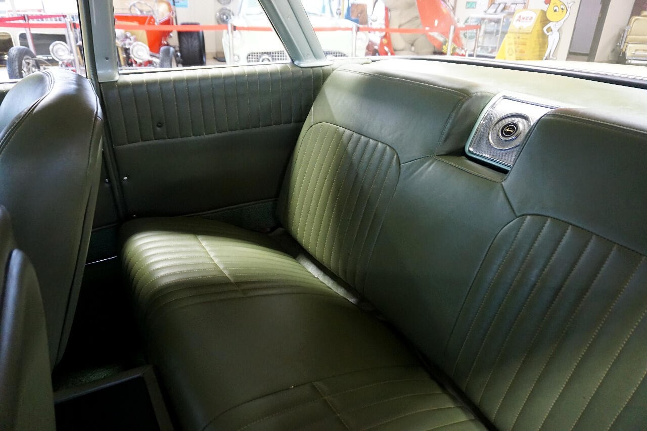 Chevrolet-Impala-1961-Classic-Car-22
