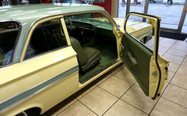 Chevrolet-Impala-1961-Classic-Car-23