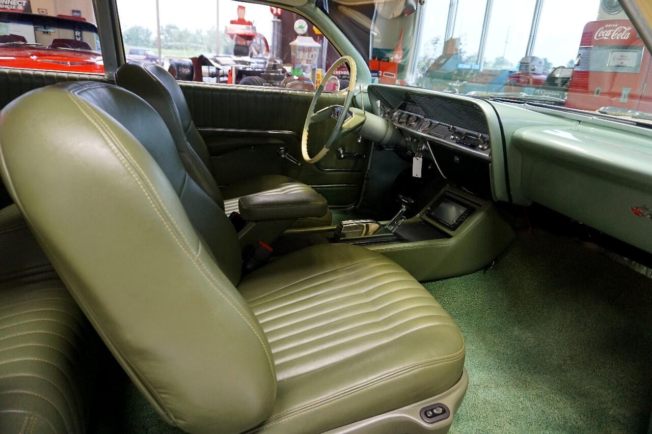 Chevrolet-Impala-1961-Classic-Car-24