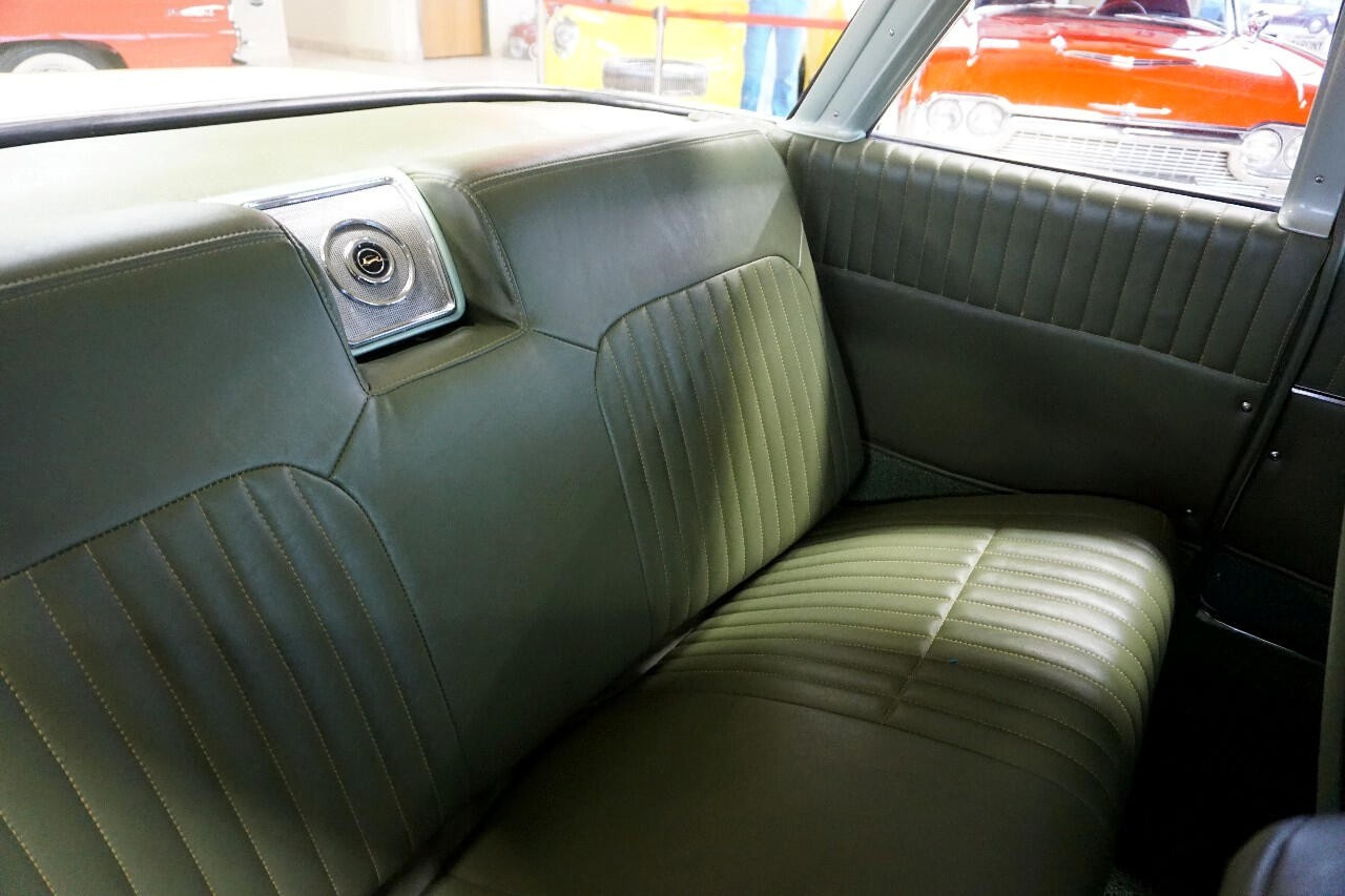 Chevrolet-Impala-1961-Classic-Car-25