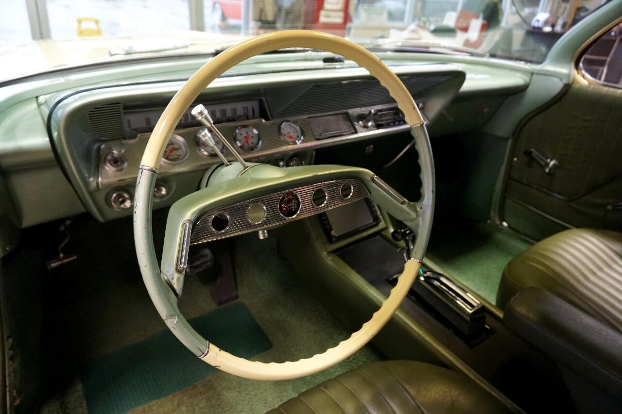 Chevrolet-Impala-1961-Classic-Car-26