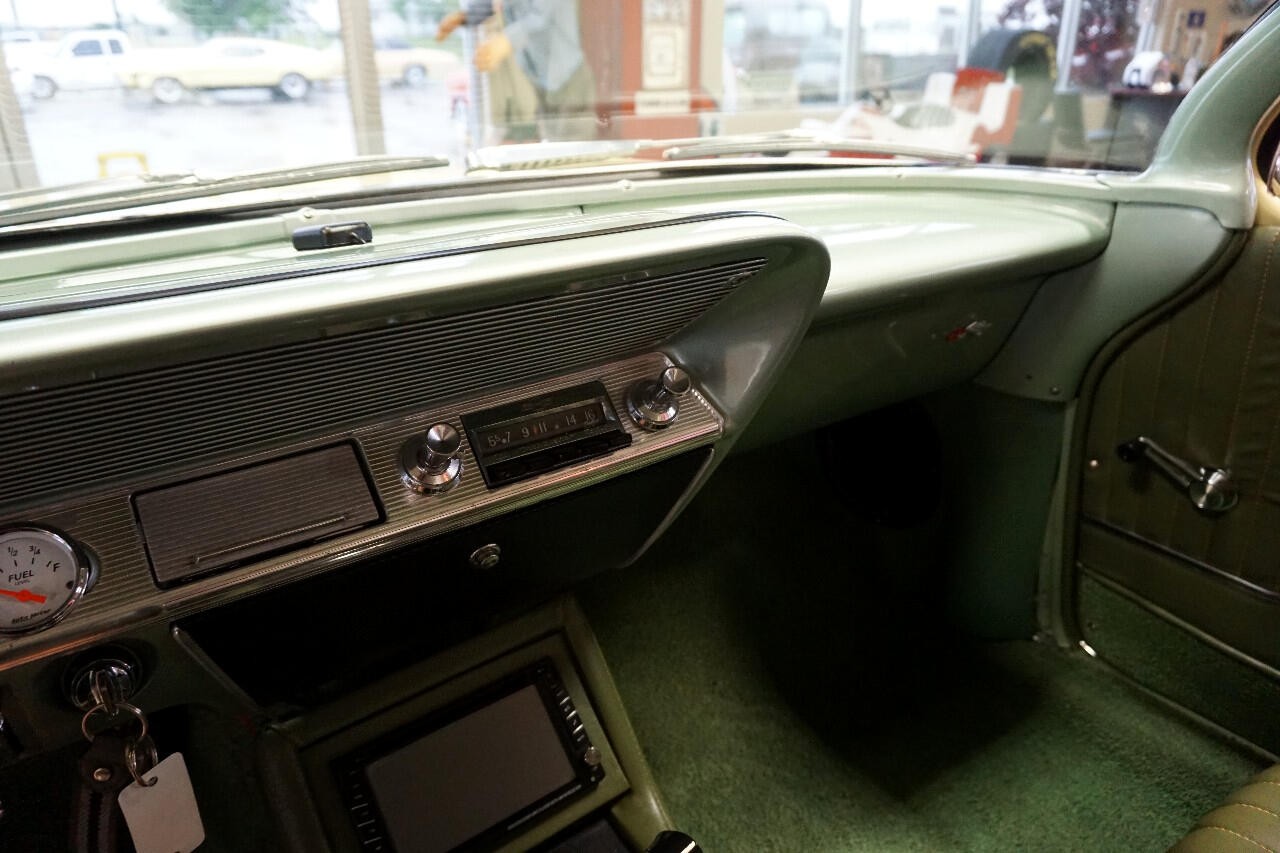 Chevrolet-Impala-1961-Classic-Car-27